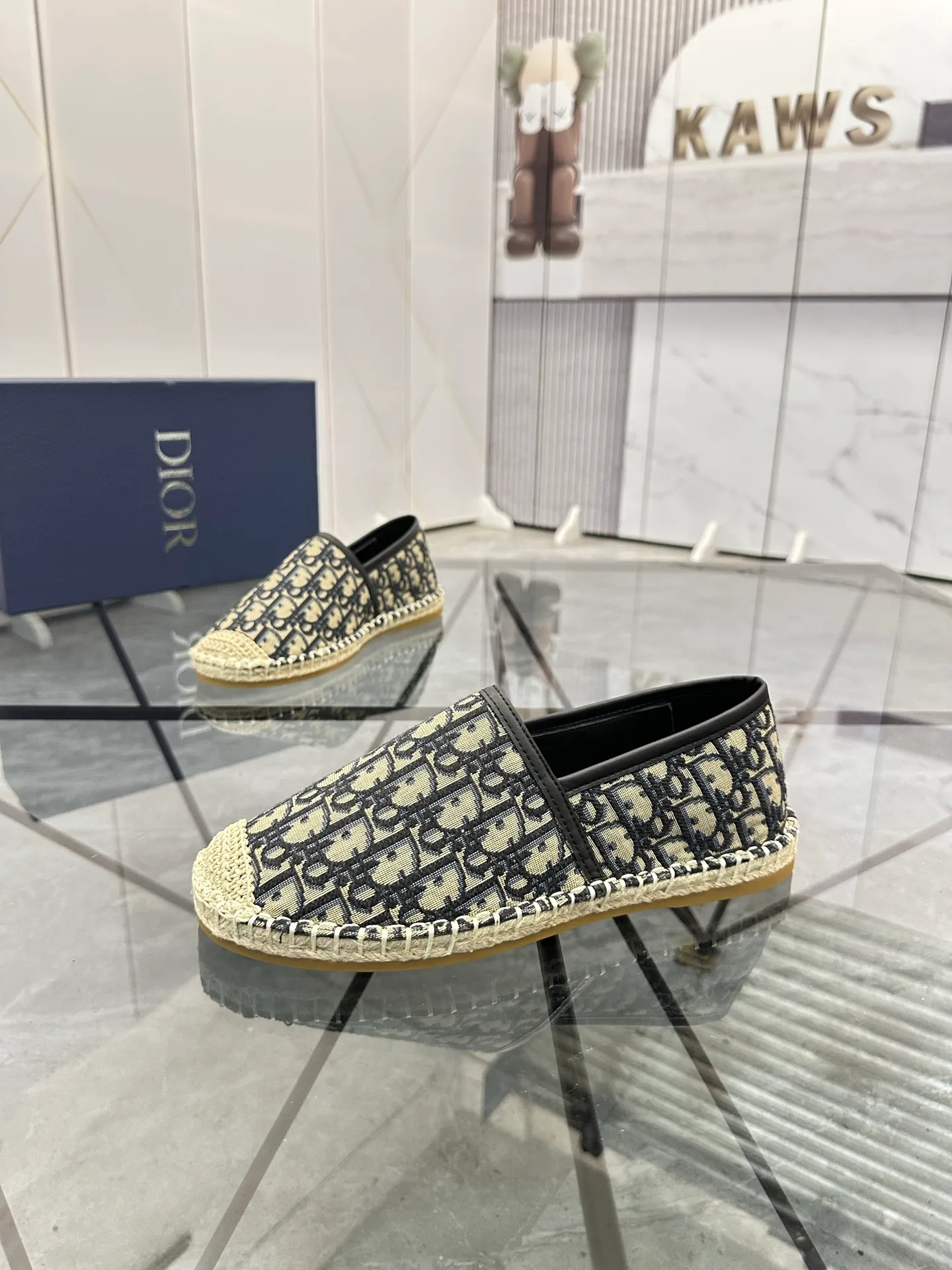Men's shoes for sale 💰: 💰P400¥ Product trademark: Dior* "Dior*" low-top fisherman's shoes Regular size: 38-44 (can be customized to 37.45) Product materials: imported cowhide leather upper spliced ​​with original fabric, sheepskin lining, original outsole. Number: 1023
